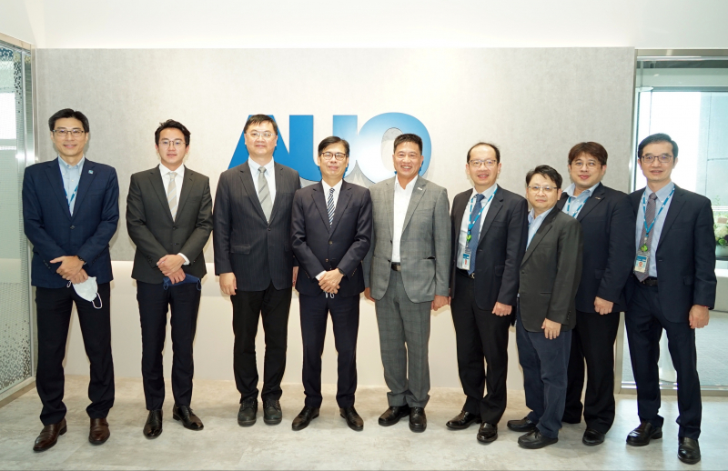 DB真人光電前進亞灣成立「AUO解決方案研發中心」，作為多元場域解決方案研發及試驗場域（圖中左為高雄市長陳其邁、圖中右為DB真人光電董事長彭双浪）